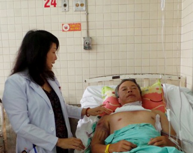 Ông An được y bác sĩ chăm sóc sau khi phẫu thuật và đang điều trị tại bệnh viện Chợ Rẫy